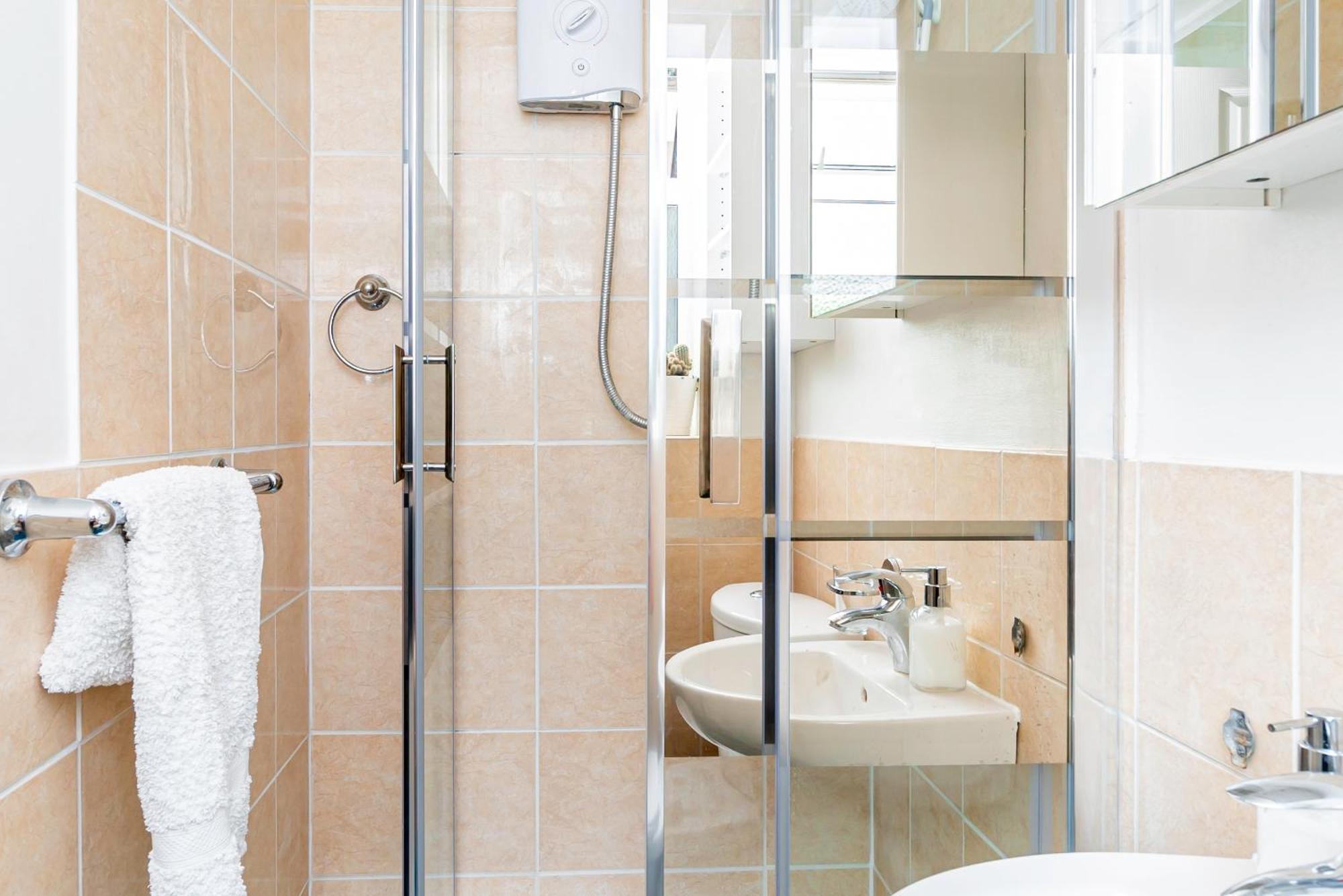 Earley Luxury Ensuite Room With Private Entrance 雷丁 外观 照片